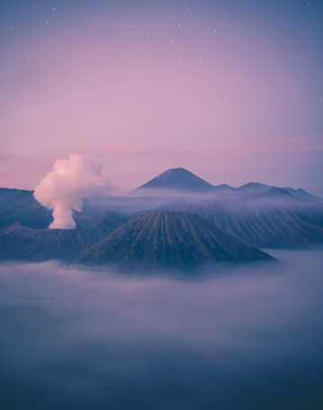云雾缭绕的火山图片