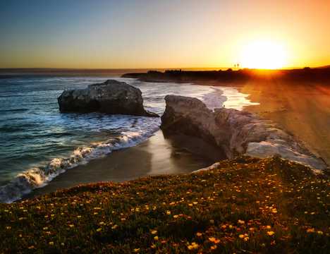 夕阳下的沙滩美景图片