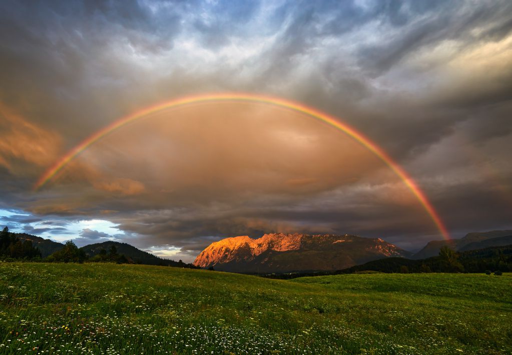 草原之上的彩虹天空