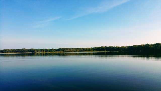 平静的湖面图片
