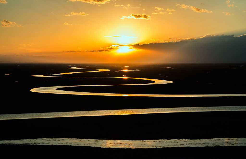 朝阳下的平原河湾