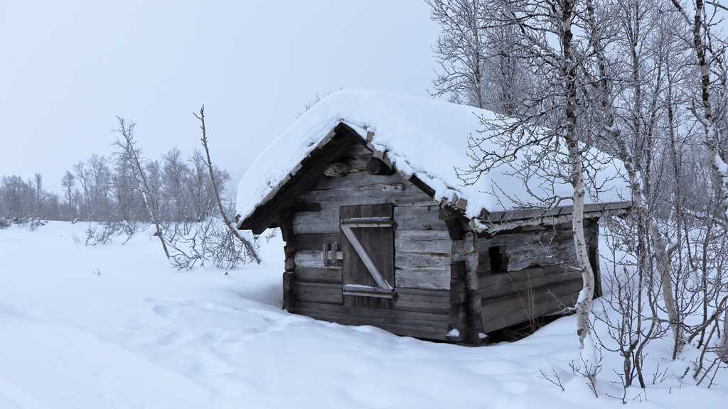 荒野雪地小木屋图片