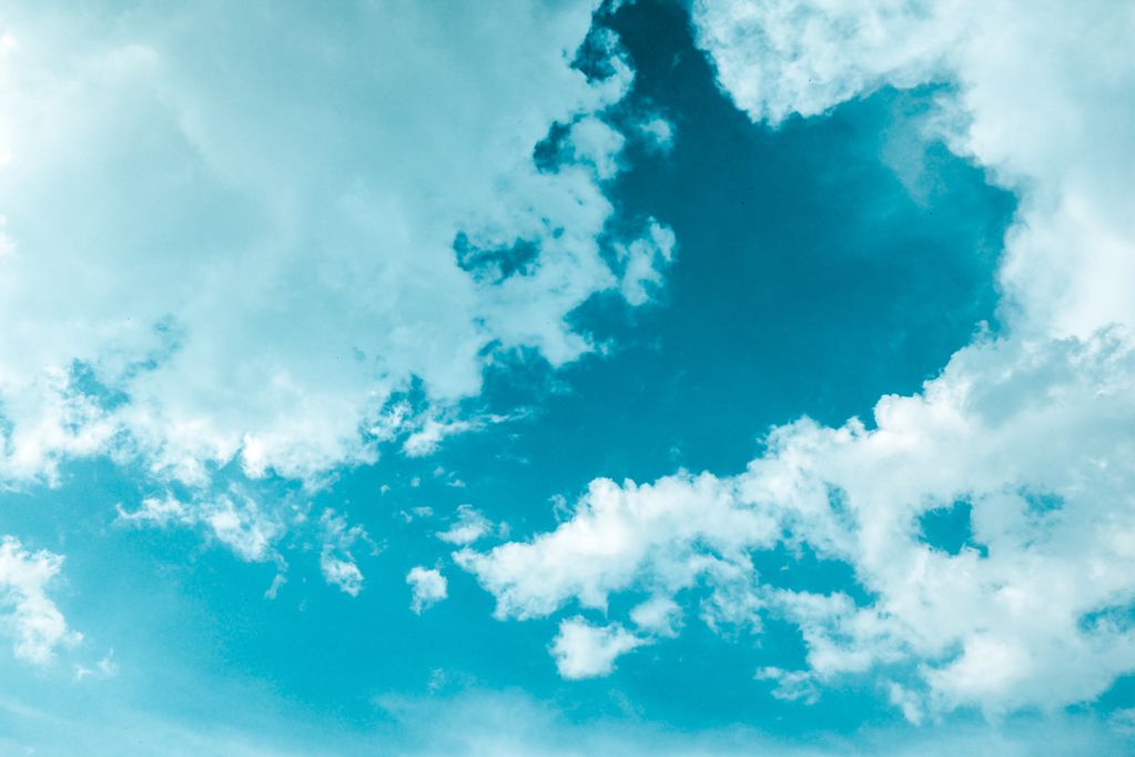 清澈唯美的蓝天云海景色图片