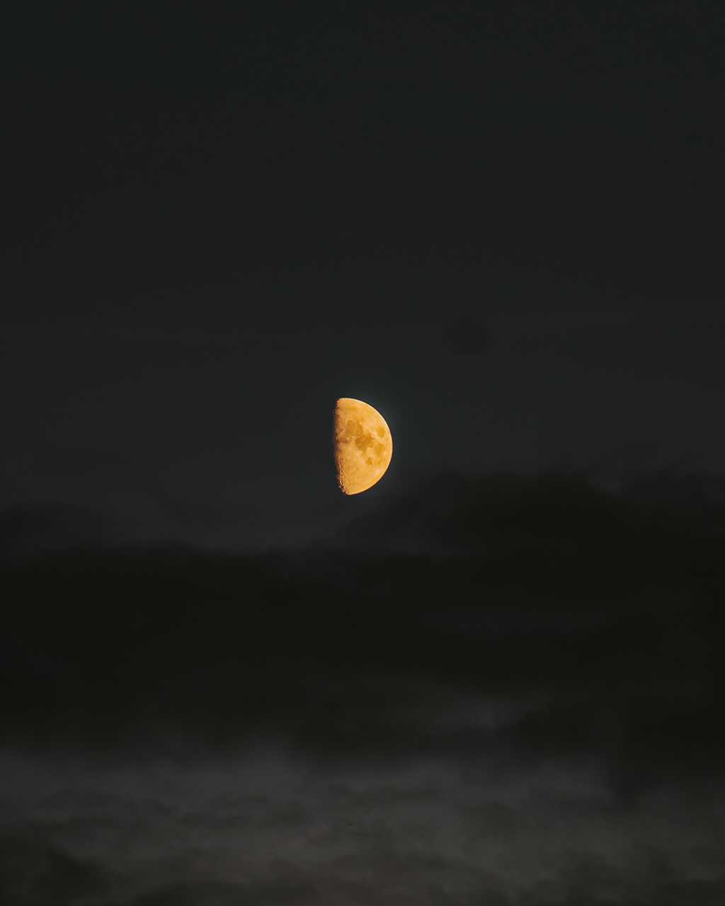 夜空中的半月