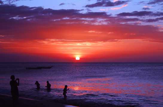 海滨红色落日图片