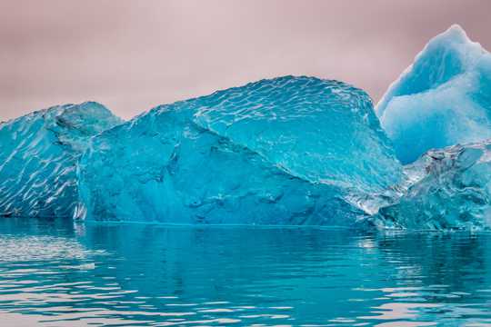海面上的冰川图片