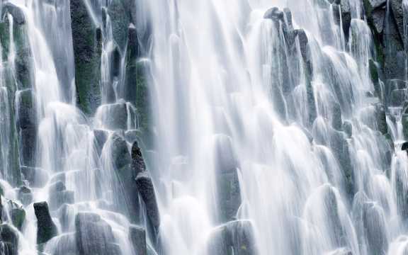 磅礴的庐山瀑布图片