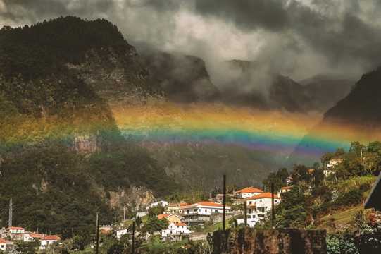 山坳里的彩虹