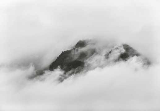 山间云雾景象图片