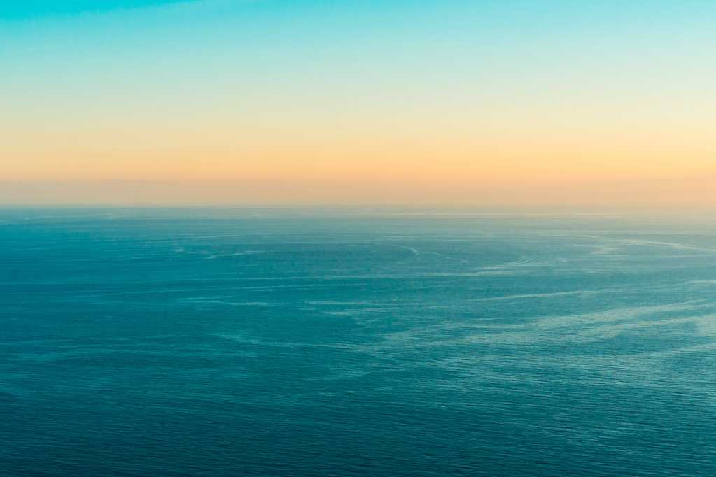 蓝色静谧海洋图片