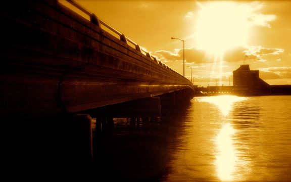 夕阳笼罩的大桥