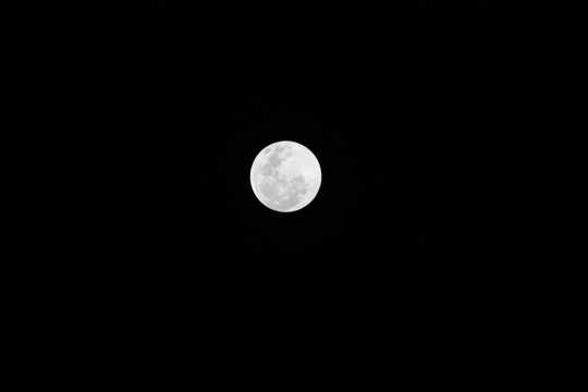 洁白的月亮图片