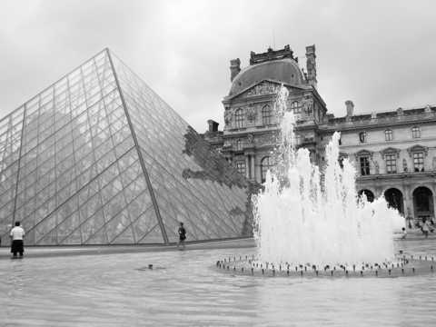 巴黎罗浮宫黑白图片