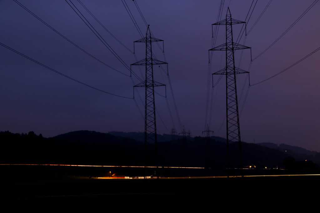 夜幕下的电线杆景观图片