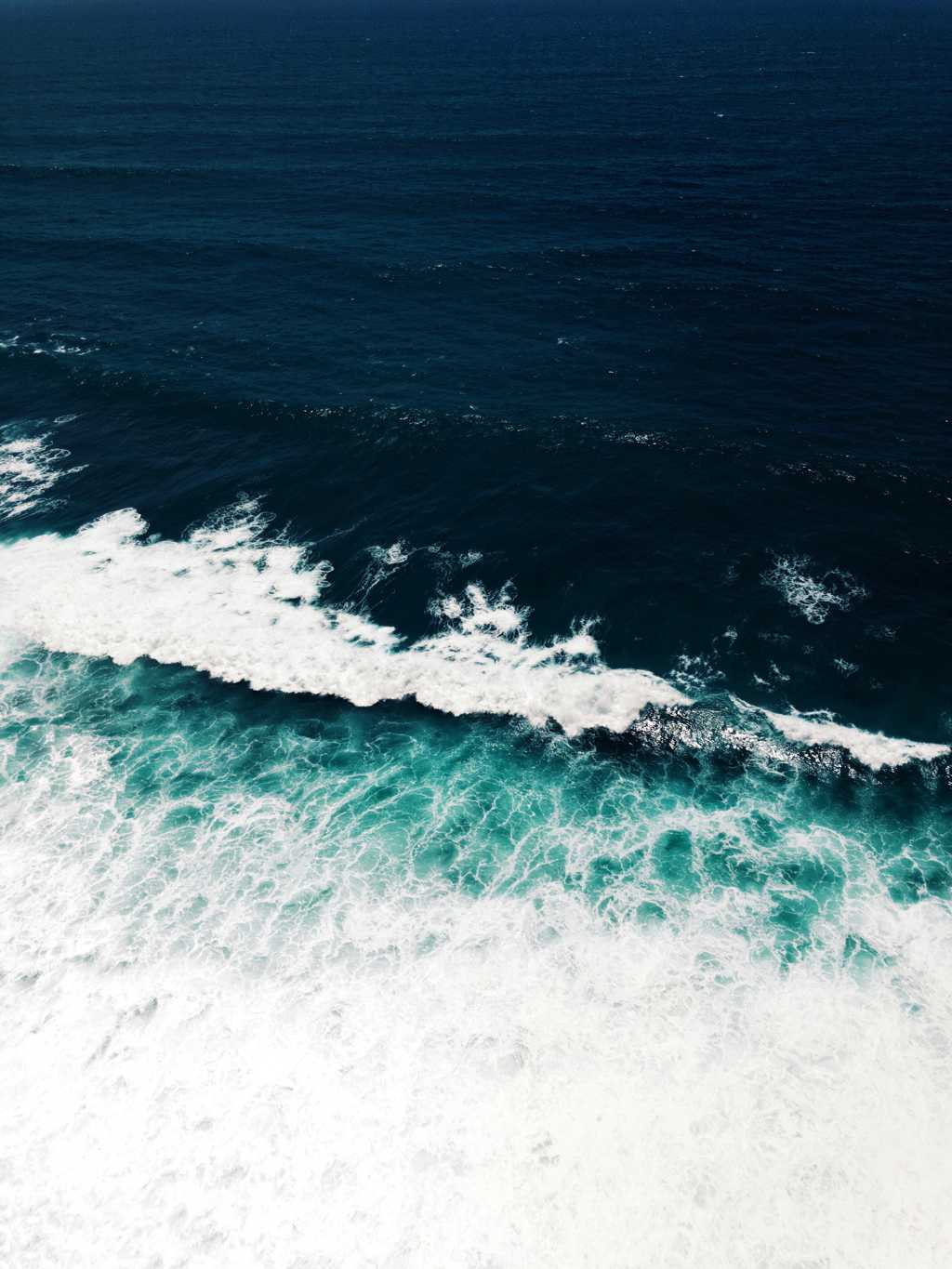 高清深蓝色海洋图片