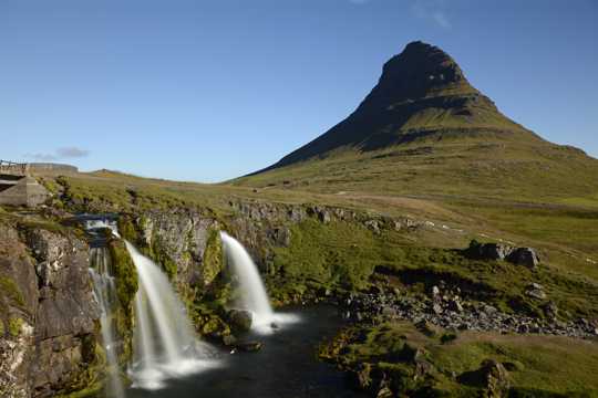 苍翠的冰岛草帽山图片