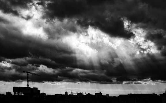 风暴来临之前的天空黑白图片