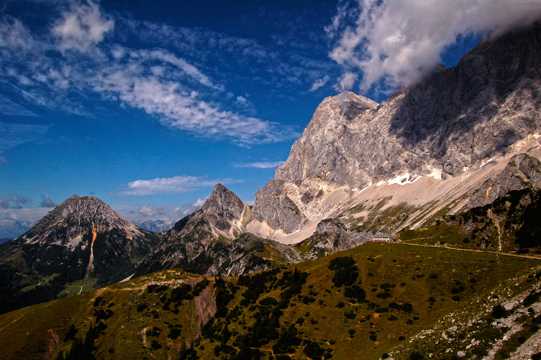 优雅的阿尔卑斯山景色图片