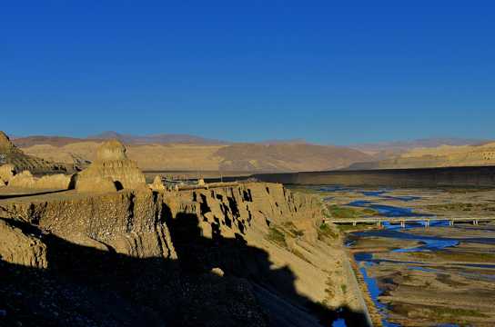 西藏象泉河晨光景色图片