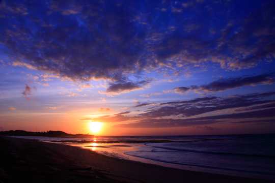 朝阳中的巴厘岛景象图片