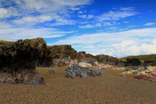 怪石嶙峋的纽伯勒沙滩图片