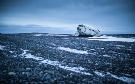 冰岛上的残破飞机