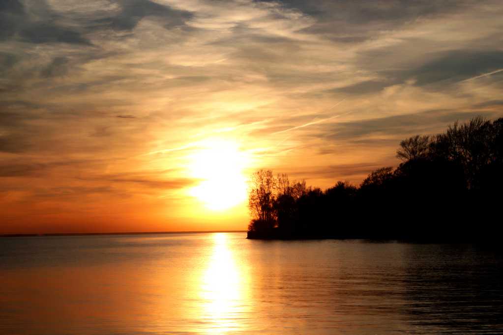 夕阳下的静美湖面