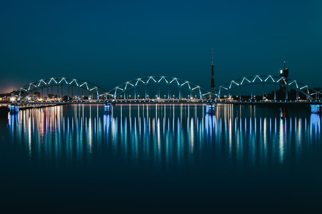 夜色下的拱桥图片