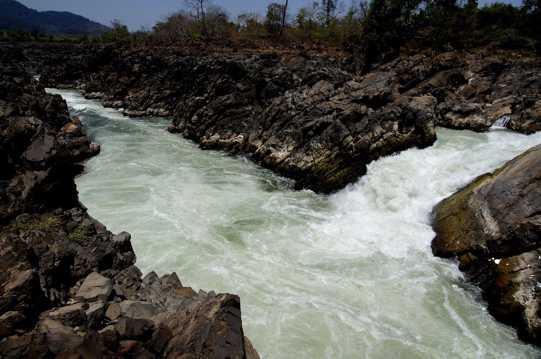 老挝湄公河瀑布流景象图片