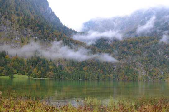 云烟缭绕的德国国王湖内湖图片