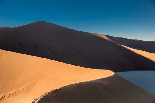 浩瀚无边的沙漠图片