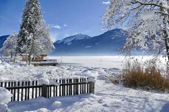 冬日高山湖水雪景图片