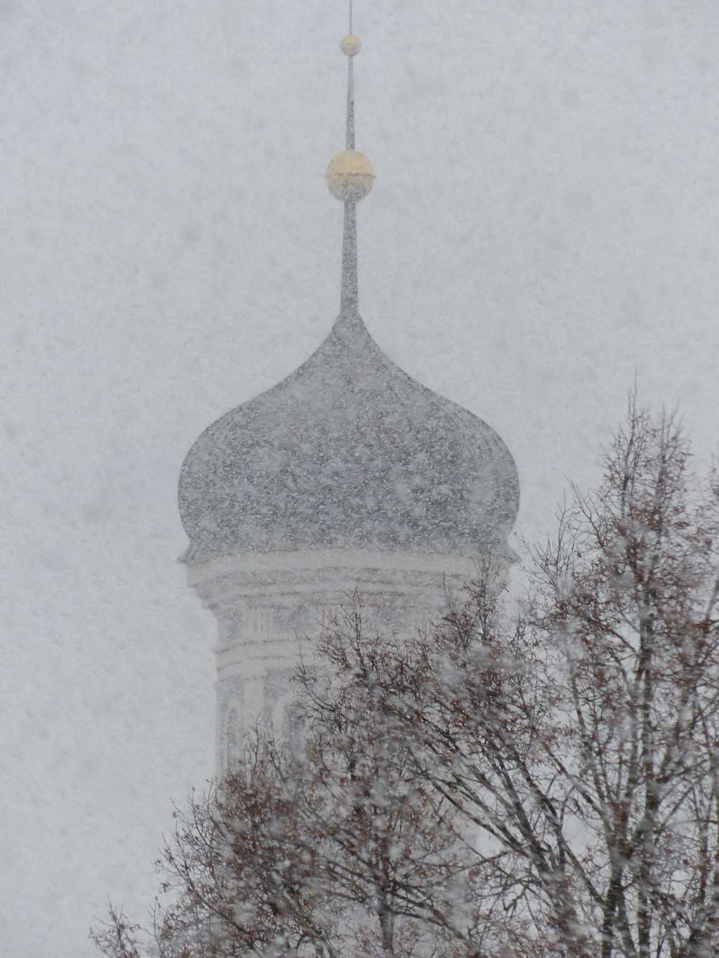 风雪中的圆顶建筑景观