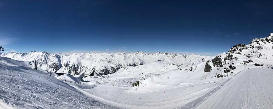 宁静的雪山滑雪场图片