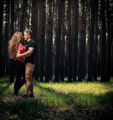 树林里的情侣图片