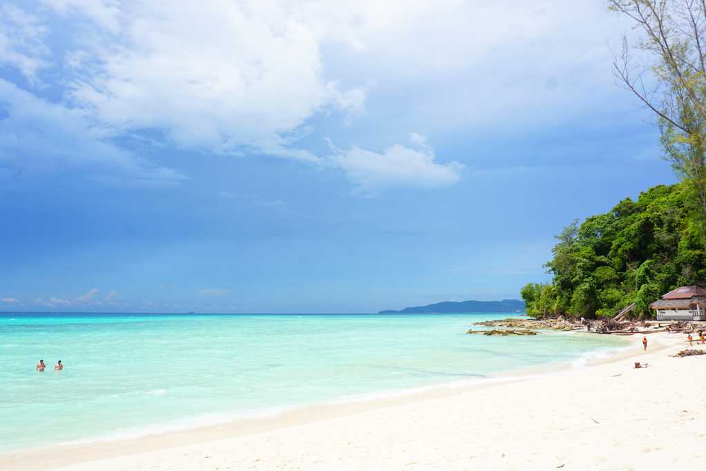 泰国皮皮岛海滨景色图片