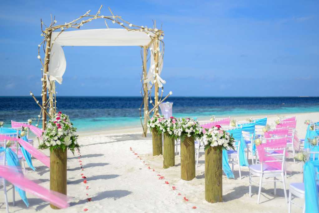 海滨婚礼场地布置图片
