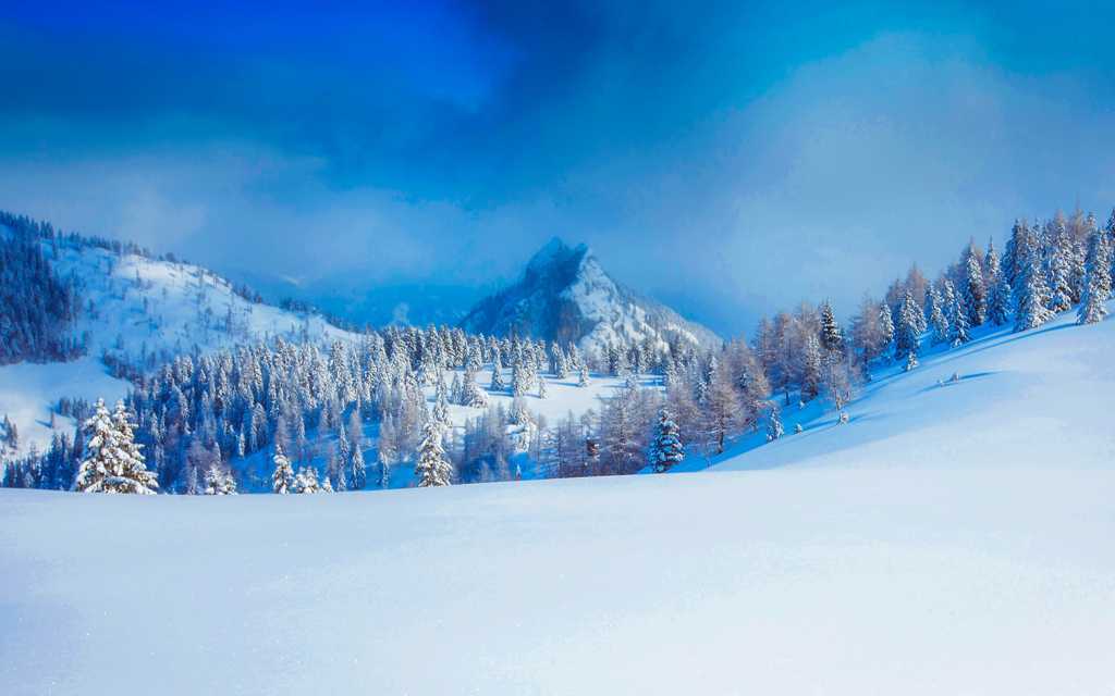 白皑皑的雪山图片