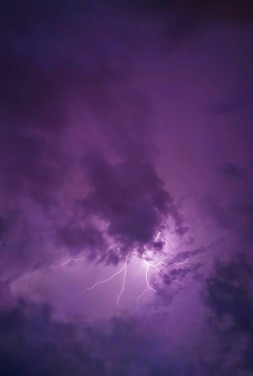 紫色闪电天气图片