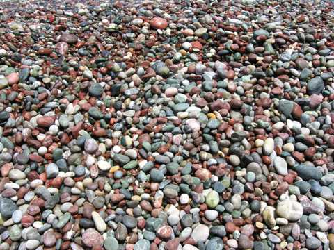 海滩上的鹅卵石图片