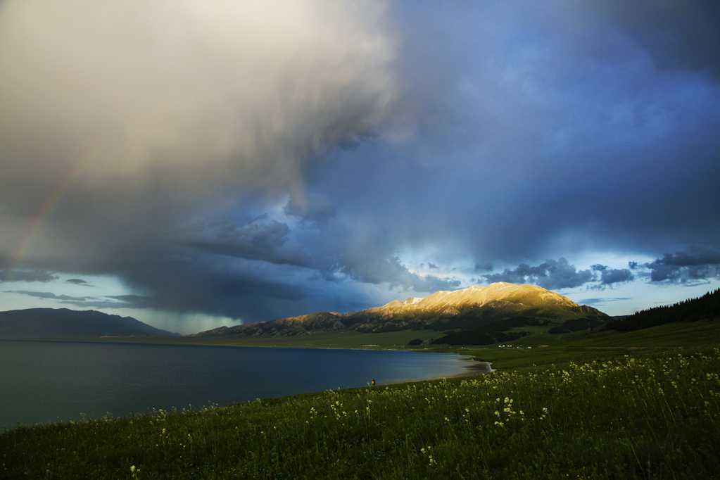 新疆赛里木湖高清图片