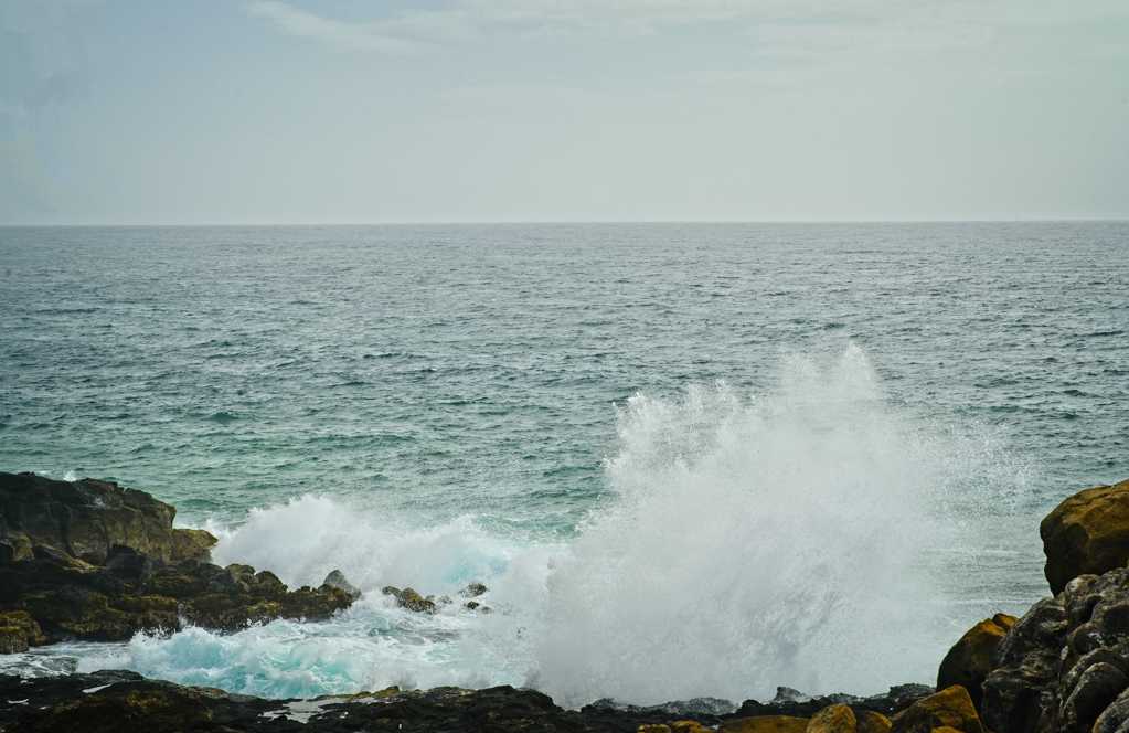 大海海潮拍打图片