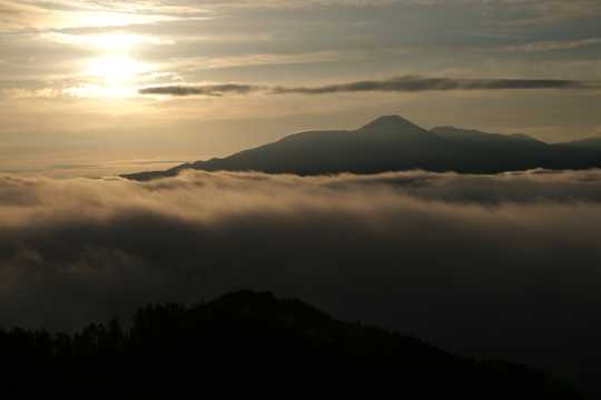 云雾缭绕的的山峦图片