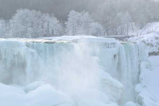 冬季里的瀑布结冰图片