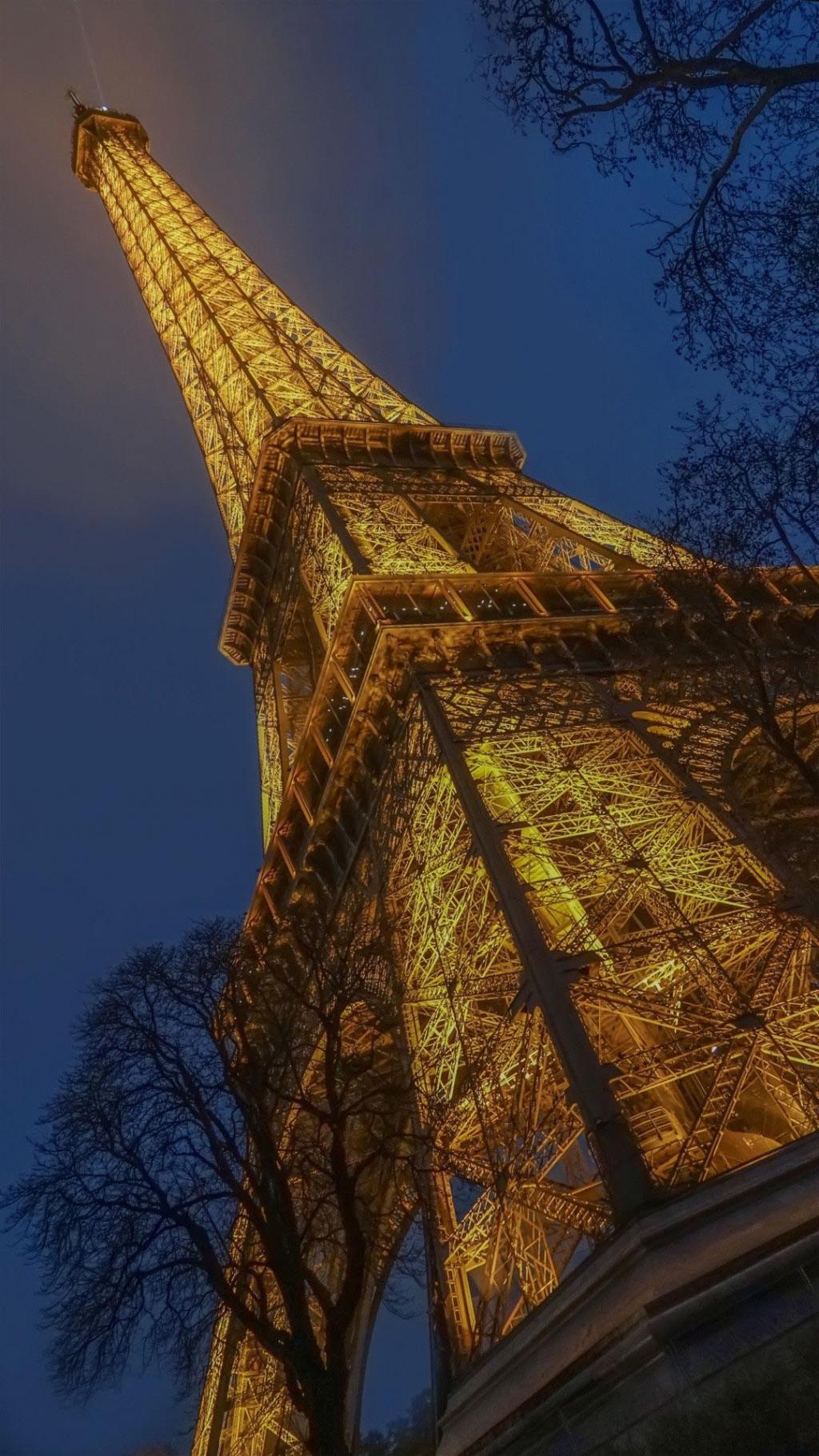 夜空下的巴黎埃菲尔铁塔