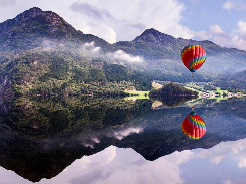 山水之间的热气球