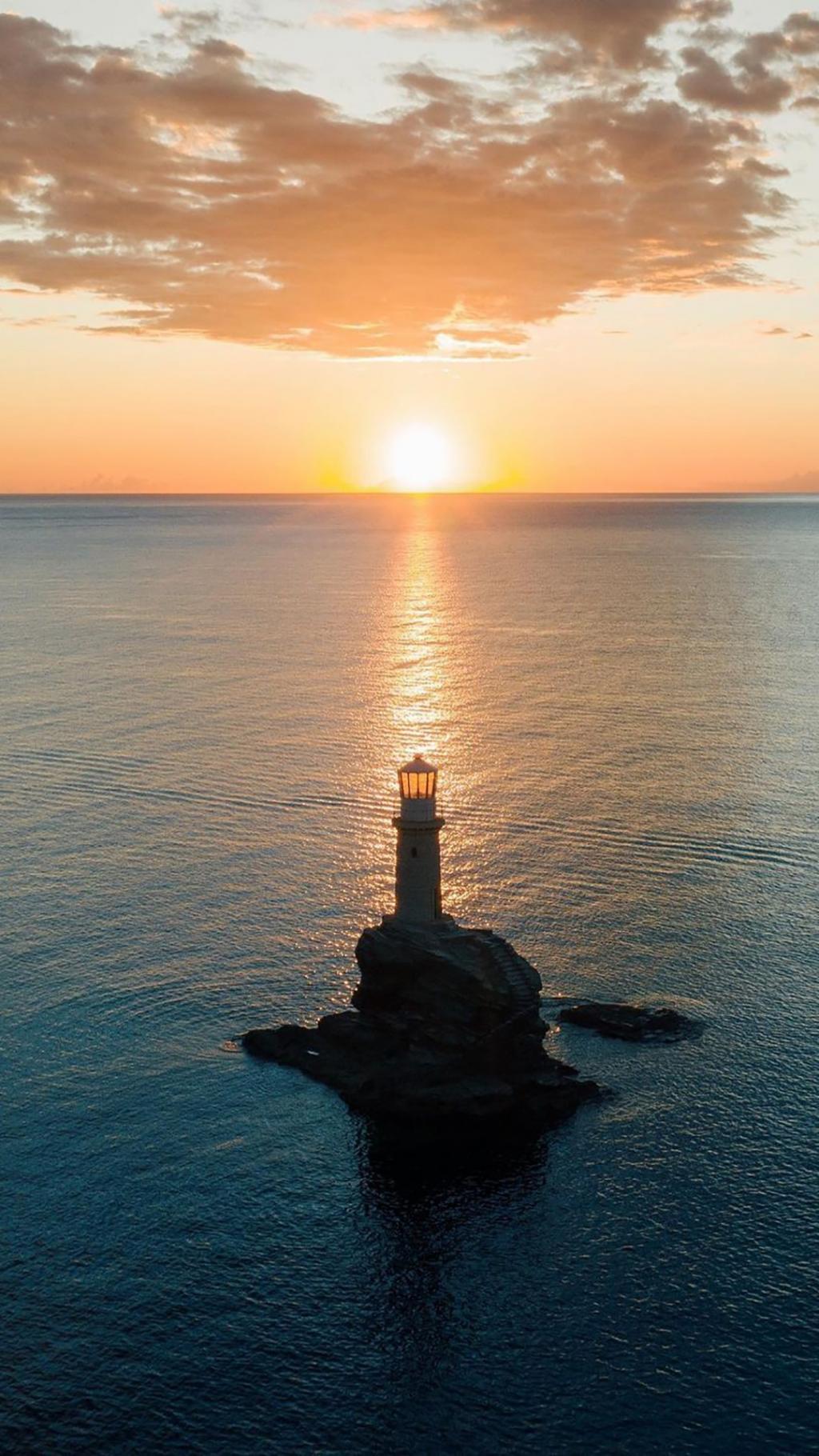 夕阳下的海上灯塔