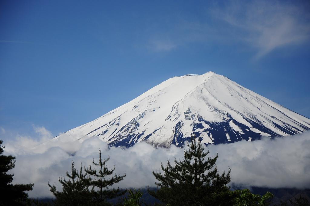 高耸入云的富士山