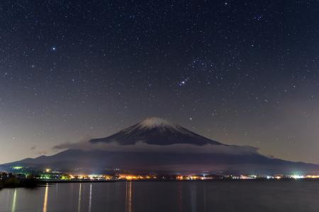 夜幕下的富士山